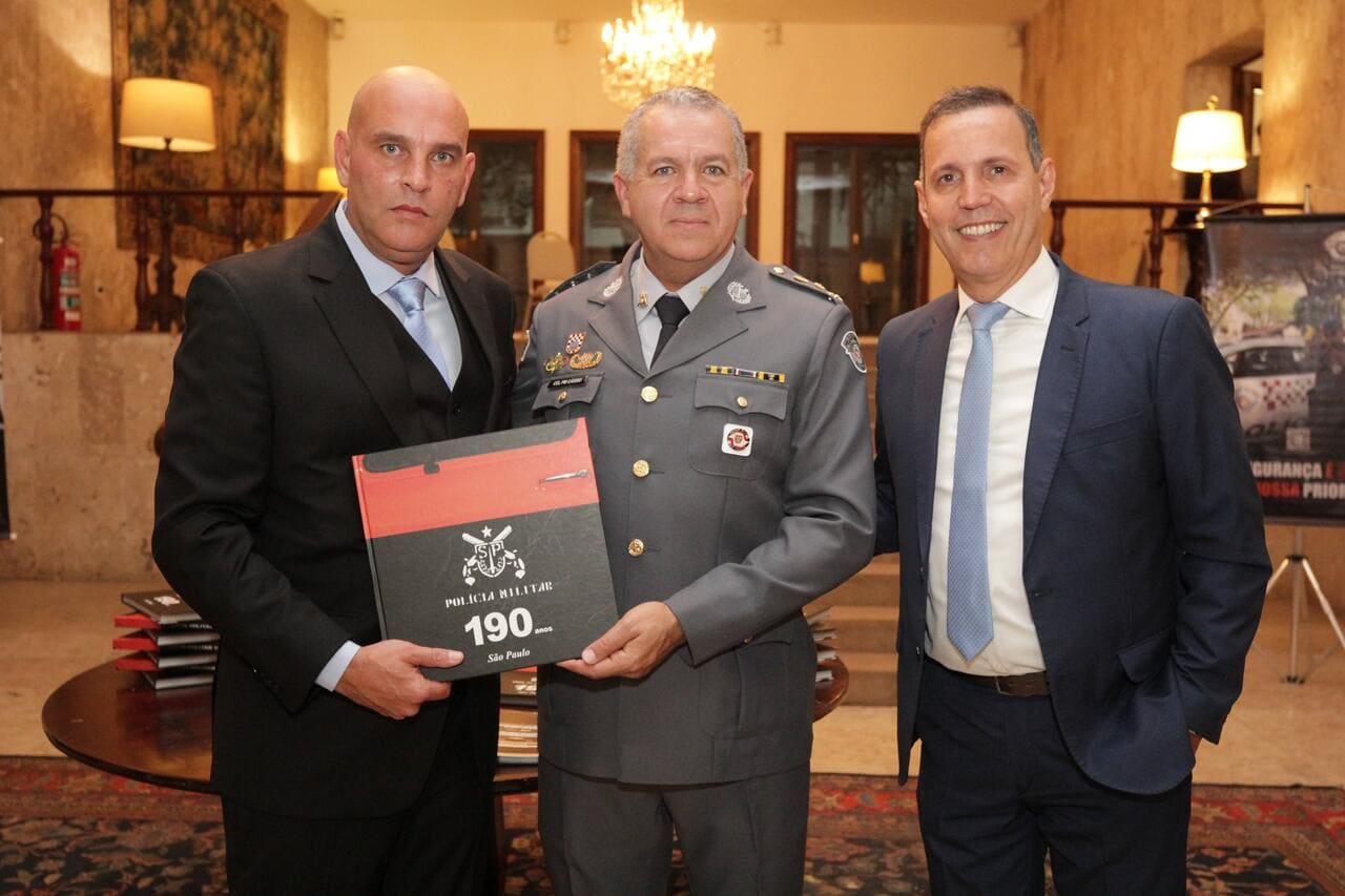 Lançamento do livro fotográfico da Polícia Militar no Iate Clube de Santos