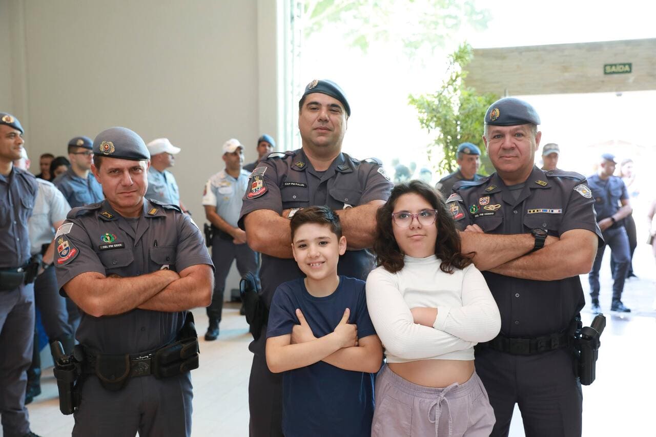 Homenagem aos policiais que participaram na Operação Humanitária em São Sebastião