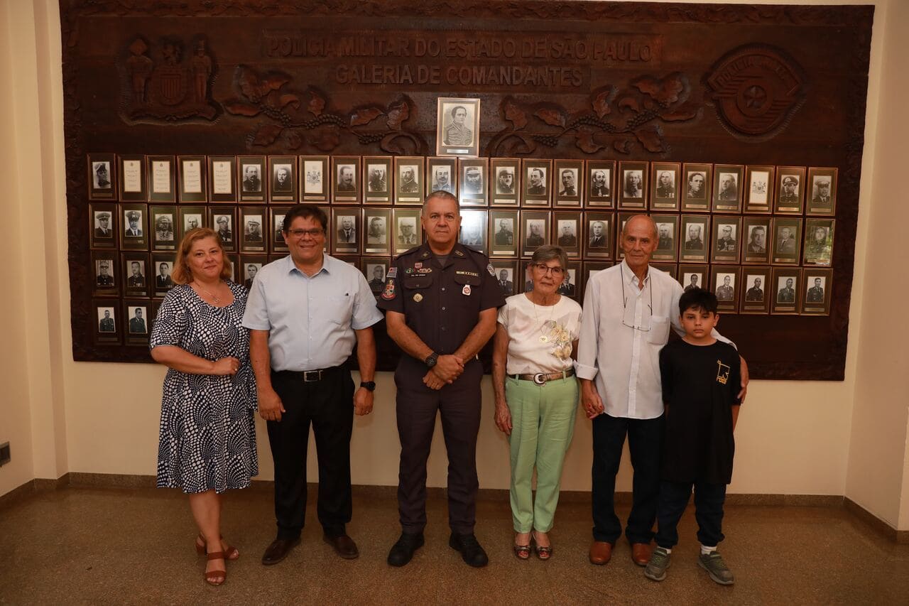 Visita de Policiais Militares Veteranos ao Cmt Geral