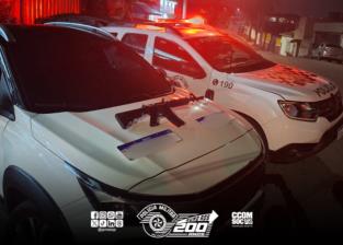 Homem é preso com carro roubado e réplica de fuzil