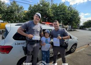 Emocionante: Pequena Ana Heloísa encanta policiais